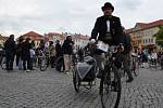 Centrum Uherského Hradiště zaplnilo v sobotu kolem druhé hodiny přibližně 200 jezdců na historických kolech.