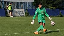 Fotbalisté Slovácka B (bílé dresy) v páteční předehrávce 32. kola MSFL remizovali na hřišti v Kunovicích s juniorkou Ostravy 2:2.