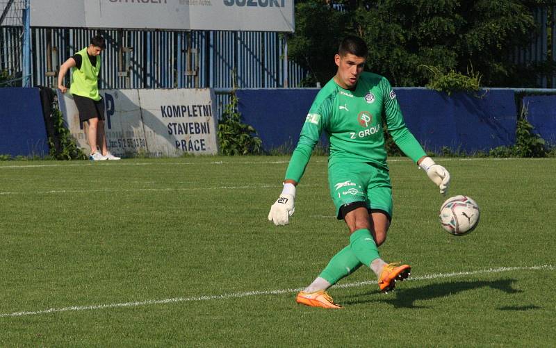 Fotbalisté Slovácka B (bílé dresy) v páteční předehrávce 32. kola MSFL remizovali na hřišti v Kunovicích s juniorkou Ostravy 2:2.