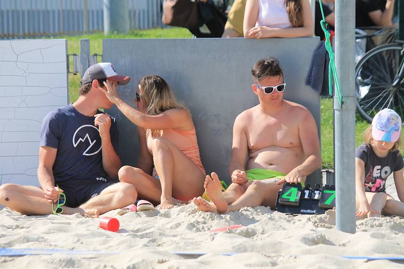 Sedmý ročník benefičního turnaje smíšených dvojic Afrika Beach Open v Uherském Hradišti.