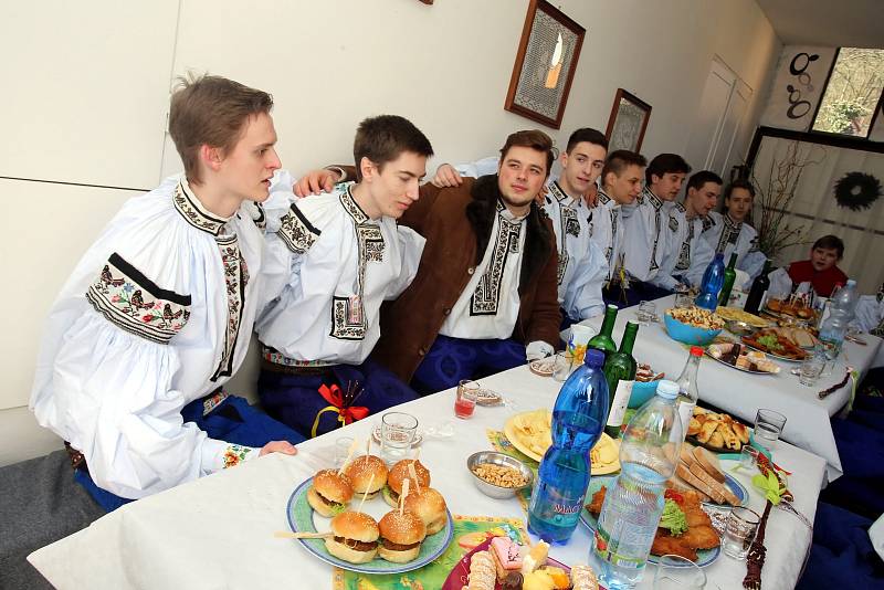 Velikonoční obchůzka   družiny  Vlčnovského  krále  Martina Dareka Franty ve Vlčnově.