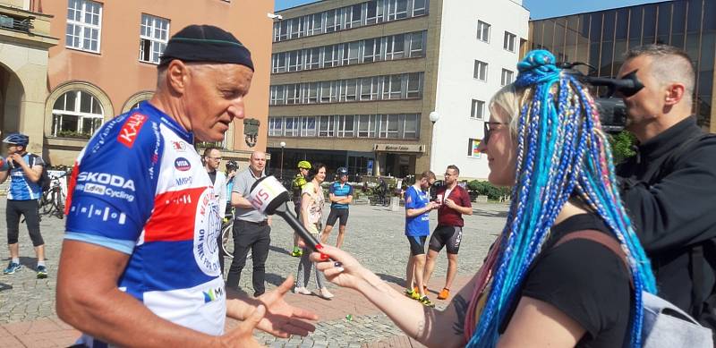 Na kole dětem. Jak jsem šlapal do pedálů z Luhačovic do Bzence. Josef Zimovčák, mistr světa v jízdě na vysokém kole.