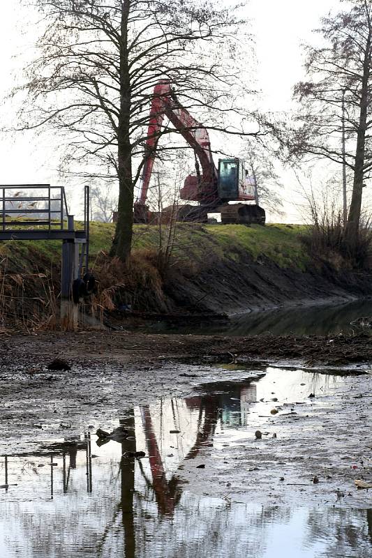 Baťův kanál vypuštěný pod plavební komorou v Babicích.