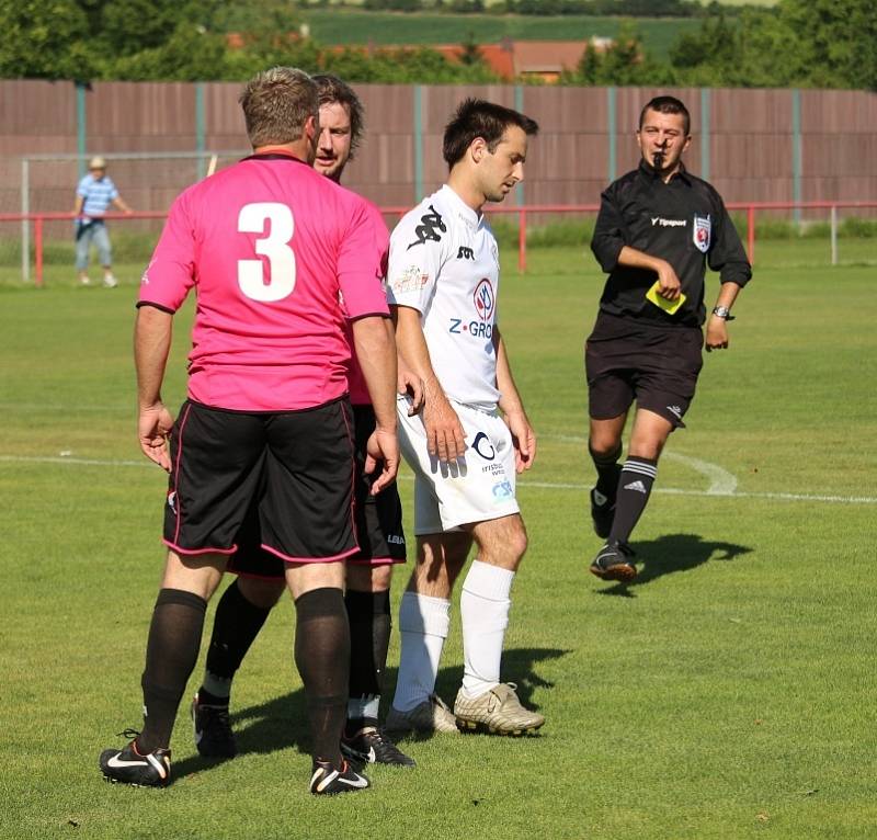 Někdejší ligový obránce Miloslav Penner (v tmavém) poznal, jak bolí fotbal v okresním přeboru. Jeho Hluk B navíc na hřišti Slovácka C prohrál 1:3.