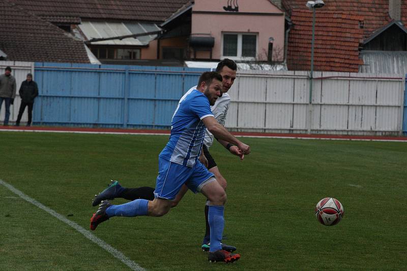 Fotbalisté Hluku (modrobílé dresy) v 16. kole I. A třídy skupiny B přehráli sousední Kunovice 3:1.