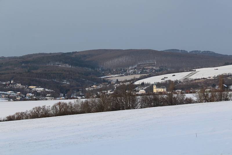 Hostějov se sněhovou pokrývkou.Výhled na Chřiby a Osvětimansko.