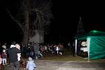 ČAS ADVENTNÍ. Sto padesát občanů Kudlovic přišlo do centra obce na žehnání 36 adventních věnců a rozsvícení vánočního stromu.