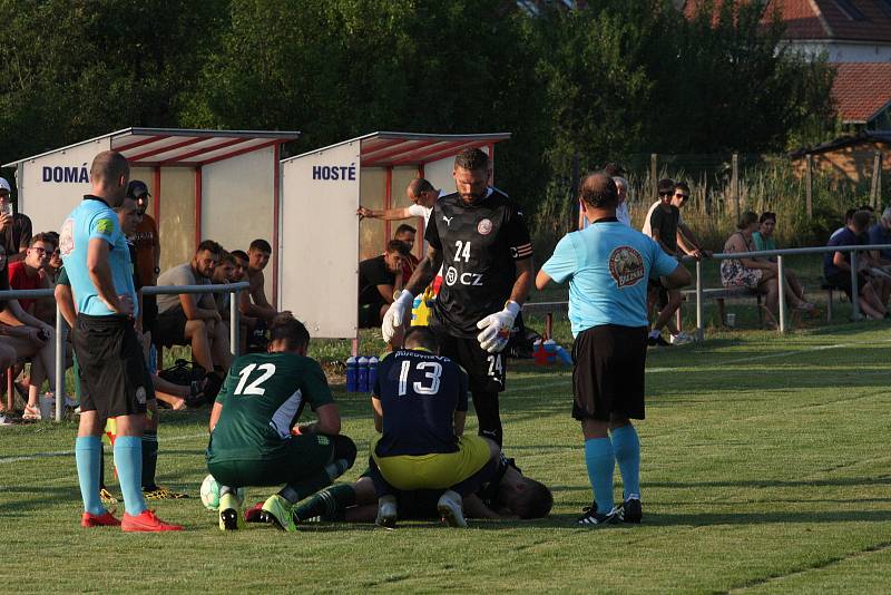 Fotbalisté Prakšic (modrožluté dresy) v I. kole krajského poháru Zlínska podlehli favorizované Nivnici 0:3.