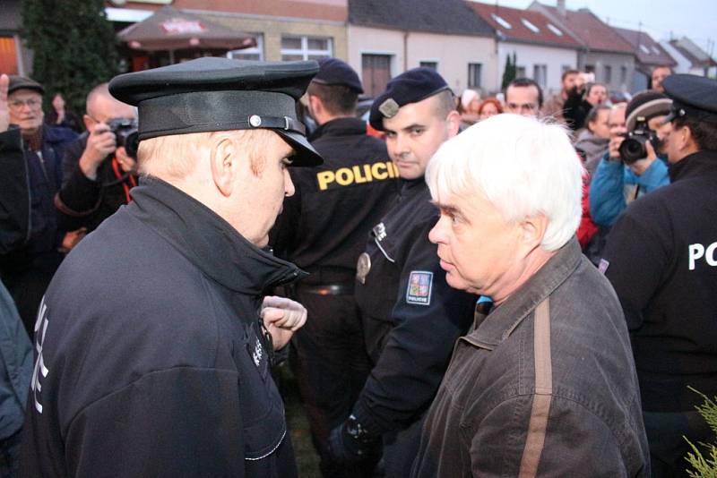 Na padesátka Podolanů se sešla před budovou obecního úřadu v Podolí, aby dala najevo svoji nespokojenost se zpochybňováním výsledků referenda. Zakročit přijela i policie ČR.