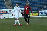 Fotbalisté Slovácka (v bílých dresech) se ve šlágru 18. kola HET ligy utkali se Spartou Praha. Televizní duel ovlivnilo mrazivé počasí. Foto: Deník/Stanislav Dufka