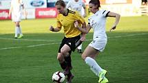 Fotbalistky Slovácka (v bílých dresech) na Městském stadionu Miroslava Valenty zdolaly Horní Heršpice 2:1.