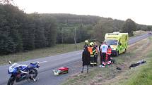 U Uherského Brodu v pátek došlo ke kolizi motorky a autobusu. O hodinu později pak havarovalo auto v buchlovských kopcích.