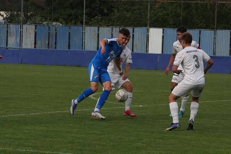 Fotbalisté Slovácka B (bílé dresy) v páteční předehrávce 32. kola MSFL remizovali na hřišti v Kunovicích s juniorkou Ostravy 2:2.