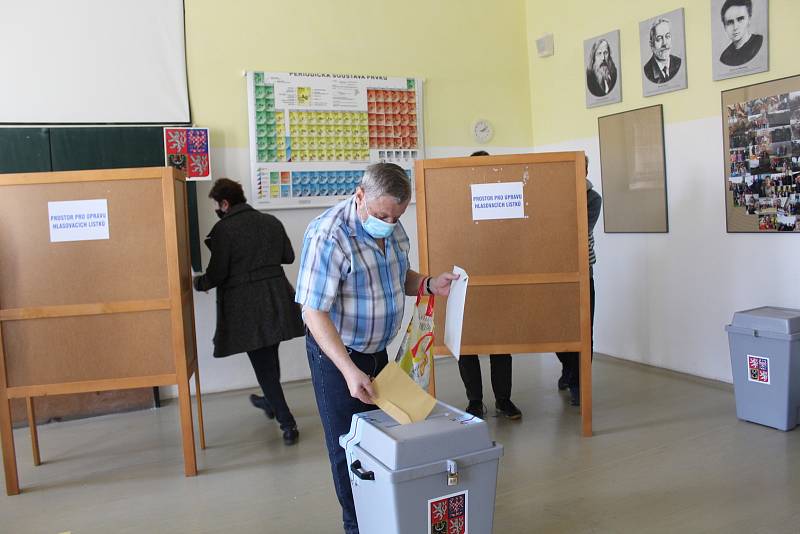 Zazvoněním školního zvonku začaly krajské a senátní volby v budově Gymnázia Uherské Hradiště do místních volebních okrsků sedm a čtyři, kde v pátek před 14. hodinou začali voliči tvořit zástup.