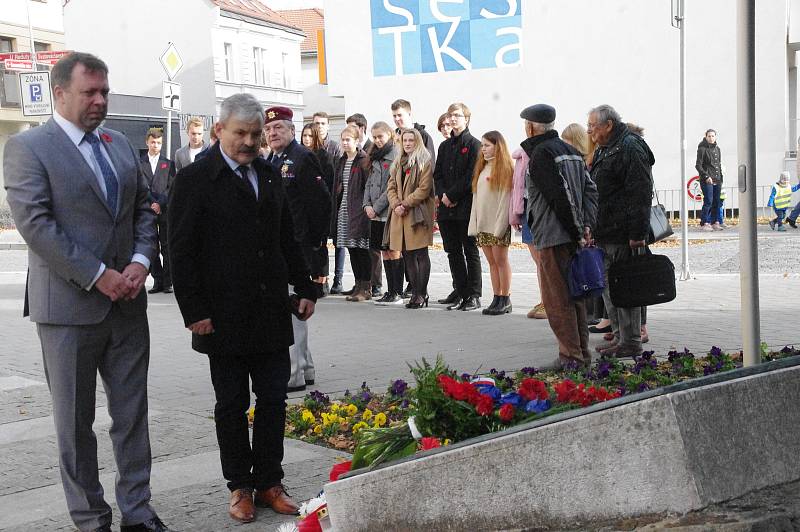 S dvoudenním předstihem, v pátek 9. listopadu si u památníku na Komenského náměstí v Uherském Hradišti připomněli studenti tamního gymnázia včetně jeho vedení a představitelů místní radnice Den veteránů. Vlevo starosta Uherského Hradiště Stanislav Blaha a