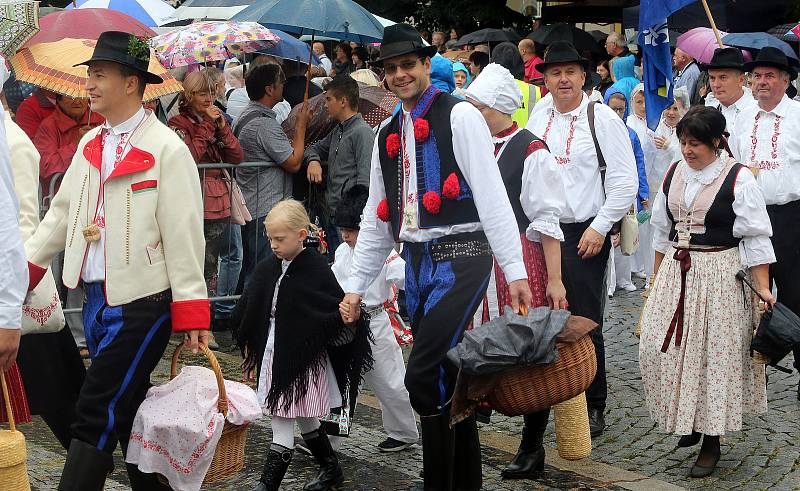 Tradičnímu defilé na Masarykově náměstí nepřálo počasí.