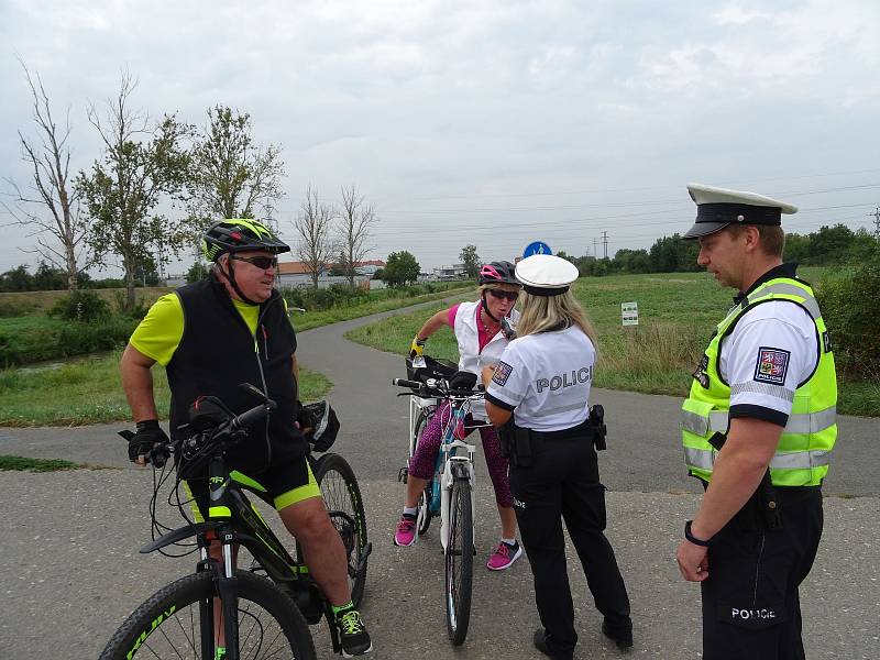 U cyklistů policisté zjišťovali, zda před jízdou nepili alkohol a mají povinnou výbavu jízdních kol.