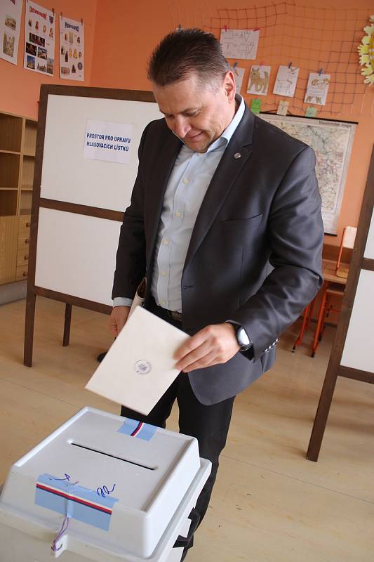 Krátce po otevření volebních místností ve Zlíně, odvolil ředitel MP Zlín Milan Kladníček.