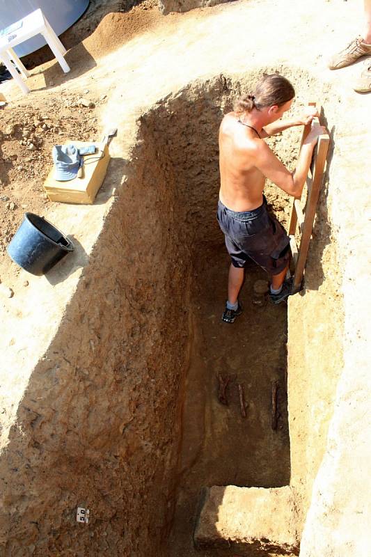 V závěru výzkumu Na Valách objevili archeologové unikátní hrob vysoce postaveného jedince, žijícího kolem poloviny 9. století.