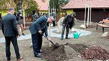 Před Muzeem lesnictví a myslivosti na Buchlově, byla v pátek 26. října ke čtyřem před pár dny vysazeným lipám slavnostně zasazena lípa pátá.