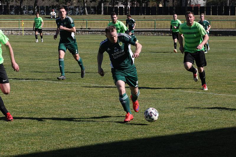 Derby fotbalistů Dolního Němčí (světle zelené dresy) s Nivnicí skončil v I. A třídě nerozhodně 2:2.