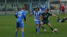 Fotbalisté Hluku (modré dresy) zakončili podzimní část sezony domácí výhrou nad Nivnicí 3:1.