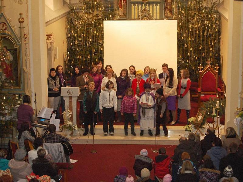 Vystoupení scholy Nekonečno v kostele svatých Filipa a Jakuba v Dolním Němčí