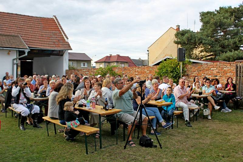 Diváci se ve dvoře a humně u Strmenských mohli v sobotu zaposlouchat do Medového zpívání. 