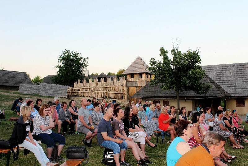 Archeoskanzenu Modrá, kde se pod širým nebem uskutečnila světová premiéra divadelního představení, která nesla název Šest v tom (Six in it), komedie jako hrom!