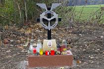 Pád letadla a tragickou smrt jeho pilota 23. září 2016 připomíná nad Dolním Němčím od 12. listopadu malý pomníček.