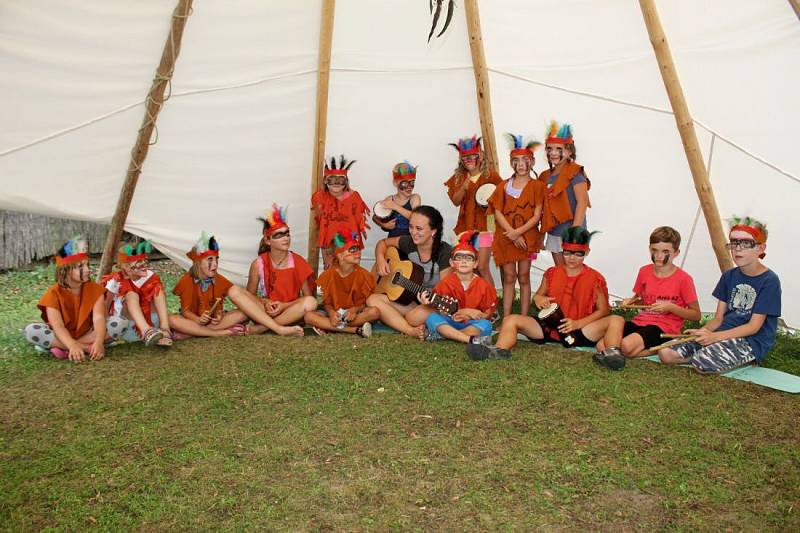 Malí indiáni osídlili hradišťskou Zahradu lišky Bystroušky