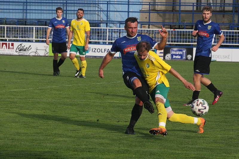 Fotbalisté Starého Města (modré dresy) ve čtvrtfinále Poháru Zlínského KFS zdolali Boršice na pokutové kopy. Dramatický duel sledovalo 550 diváků.