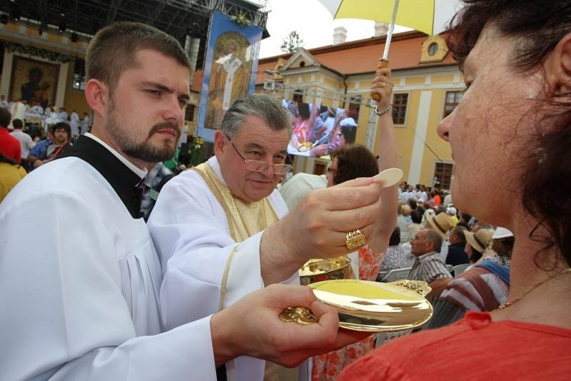 Cyrilometodějské slavnosti na Velehradě u příležitosti 1150. výročí příchodu sv. Cyrila a Metoděje na Velkou Moravu.