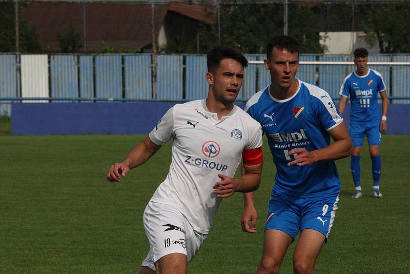 Fotbalisté Slovácka B (bílé dresy) v páteční předehrávce 32. kola MSFL remizovali na hřišti v Kunovicích s juniorkou Ostravy 2:2.