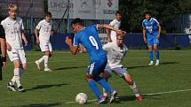 Fotbalisté Slovácka B (bílé dresy) v páteční předehrávce 32. kola MSFL remizovali na hřišti v Kunovicích s juniorkou Ostravy 2:2.