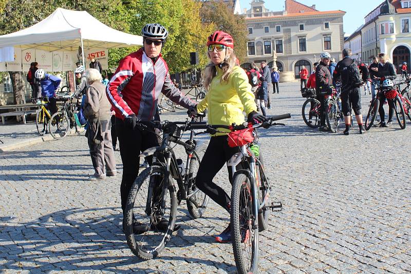 Příznivci cyklistiky a vína se 9. října dopoledne vydali z Masarykova náměstí v Uherském Hradišti do okolí v rámci tradiční akce s názvem Na kole vinohrady Uherskohradišťska.