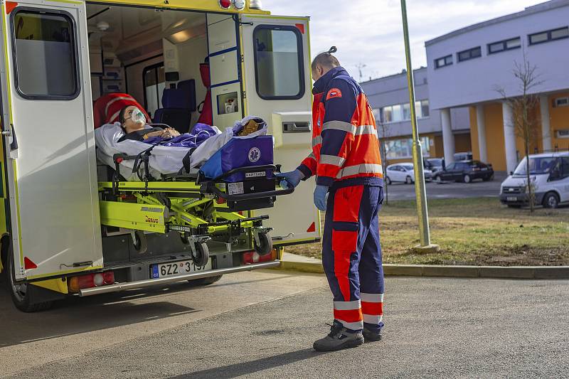 Houkání sirén hasičských i policejních vozidel se ve čtvrtek ráno rozléhalo areálem Uherskohradišťské nemocnice i jeho okolím. Naštěstí šlo o součást předem plánovaného společného cvičení složek Integrovaného záchranného systému Zlínského kraje.