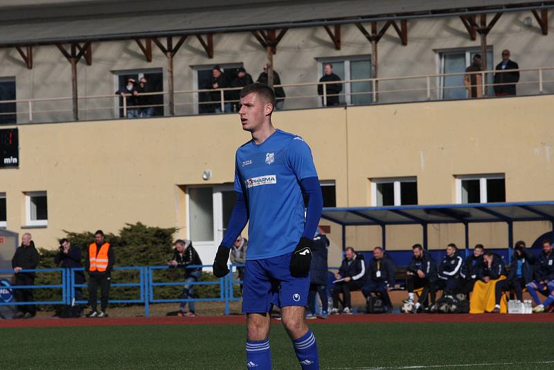 Fotbalisté Uherského Brodu (červené dresy) v 19. kole MSFL podlehli doma na Lapači Otrokovicím 2:3.