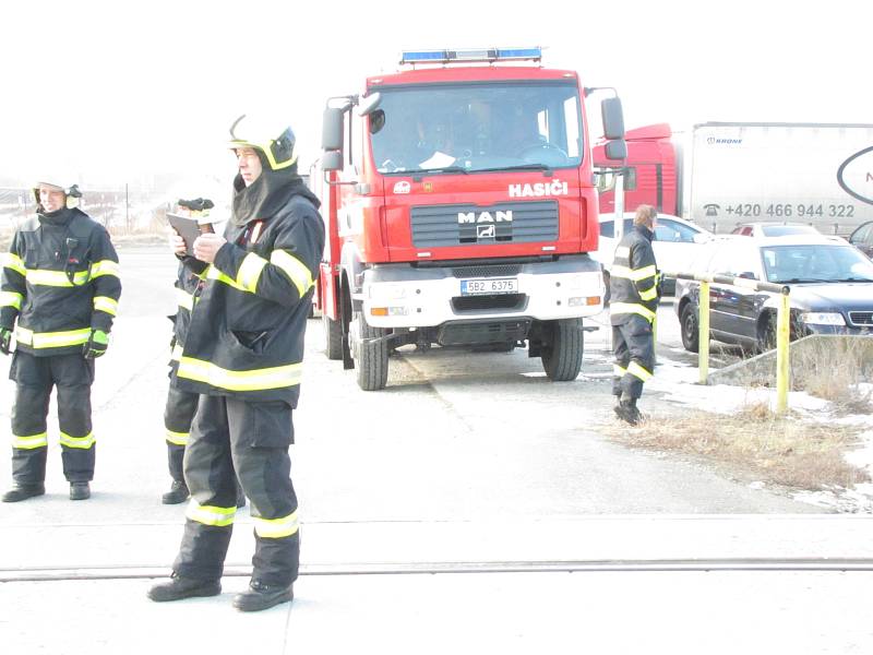 Osobní auto se na přejezdu u Ostrohu srazilo s vlakem. Foto: František Tureček