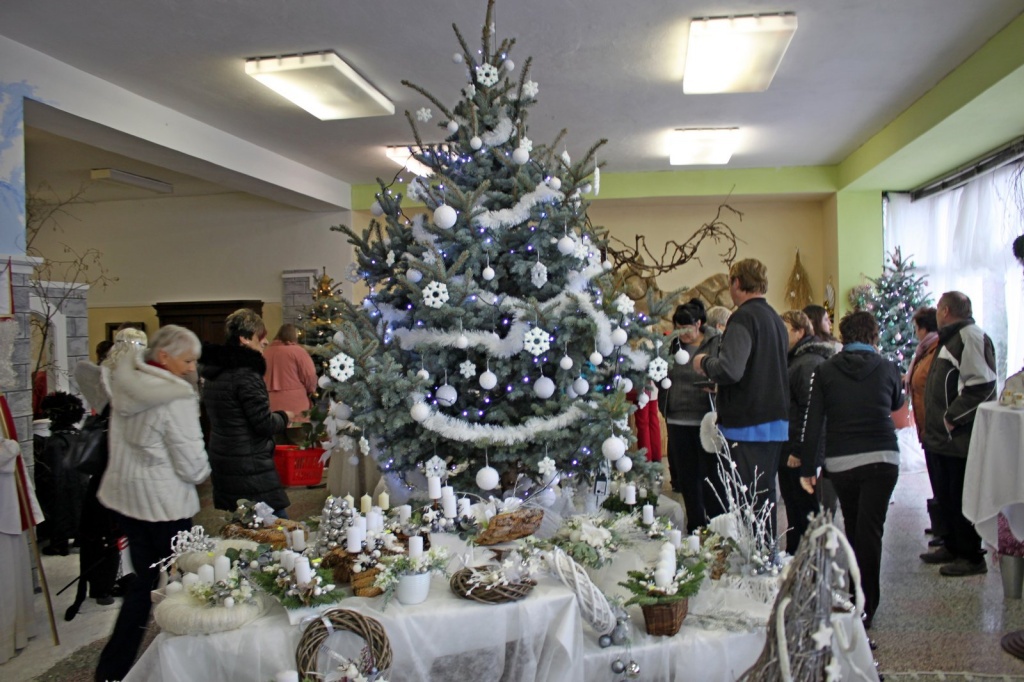 Výstava připomíná lidem čas blížícího se adventu i Vánoc - Slovácký deník