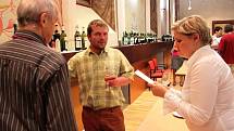 Na mezinárodní výstavě Cisterciácká pečeť se sešly tři stovky znalců i příležitostných ochutnávačů degustátory hodnocených mešních a košer vín.