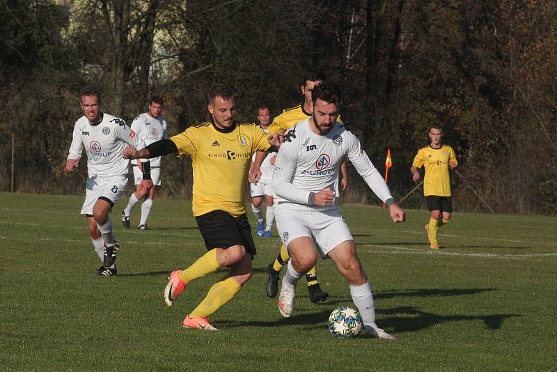 Fotbalisté Vlčnova (bílé dresy) zakončili podzimní část sezony domácí porážkou 0:4 s Topolnou.