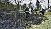 Hasiči museli likvidovat požár travního porostu u Vlčnova.
