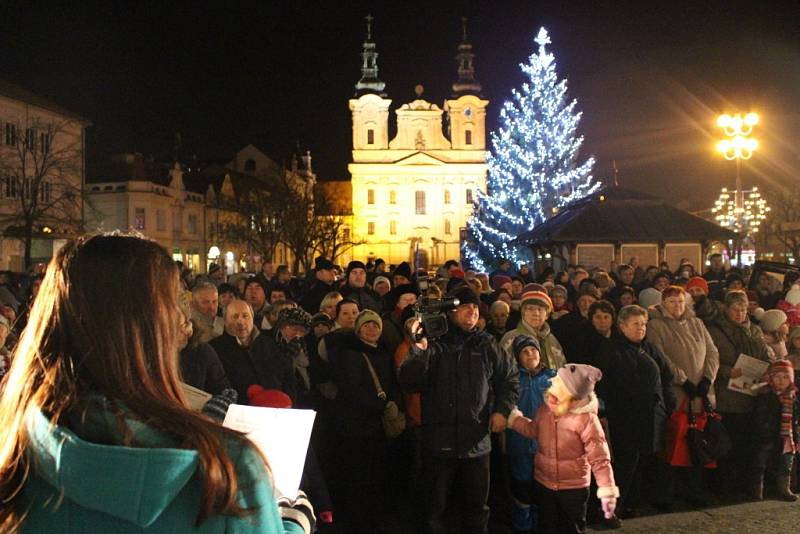 Vánoční koledy si na uherskohradišťské Masarykovo náměstí přišly zazpívat na čtyři stovky návštěvníků. 