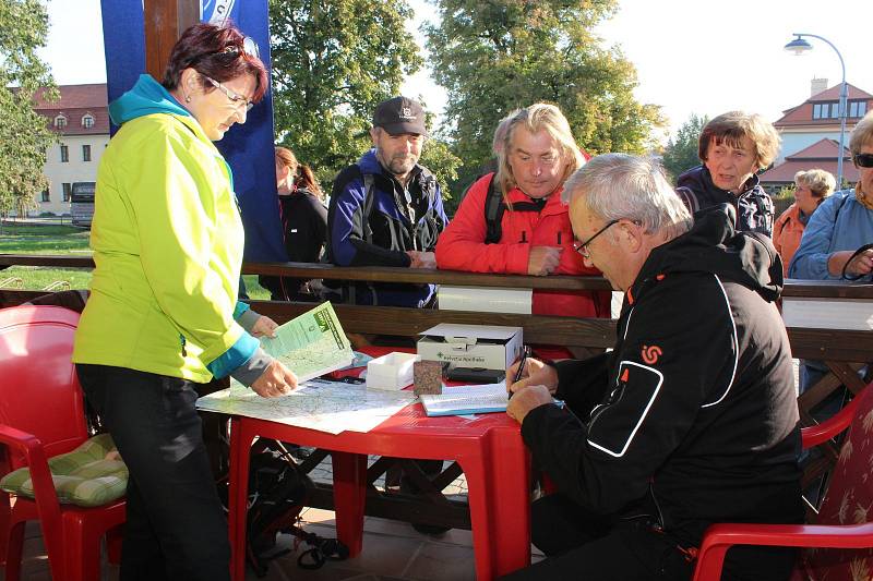 Na tři pěší túry a jednu pro cyklisty vyrazilo v sobotu 180 turistů. V cíli obdrželi účastnický diplom.