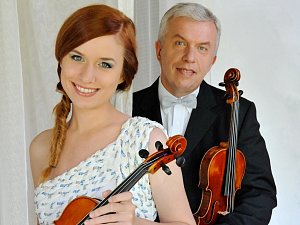 Houslový virtuos Jaroslav Svěcený s dcerou Julií. 