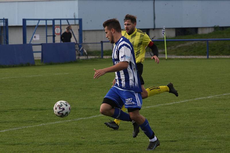 Fotbalisté Kunovic (žluté dresy) v 9. kole krajské I. A třídy skupiny B podehli doma Nedachlebicím 0:3 a v tabulce zůstali předposlední.