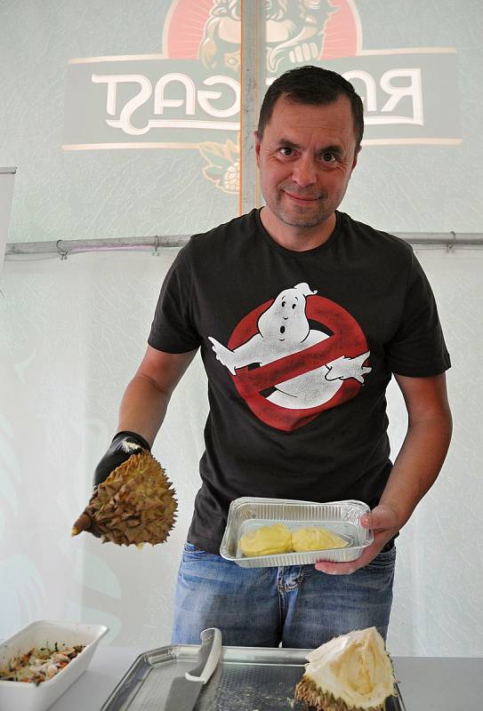 Maxijedlík Jaroslav Němec z Bystrého u Poličky připravuje na gastrofestivalu v Kunovicích na Uherskohradišťsku k ochutnání durian - "nejsmradlavější" ovoce na světě; neděle 9. srpna 2020