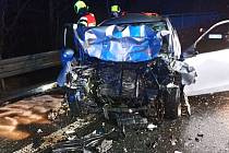 Záchranáři zasahují ve středu 24. ledna 2024 ráno u tragické dopravní nehody na silnici I/50 u Kunovic na Uherskohradišťsku. Čelní střet dvou vozů nepřežila řidička jednoho z nich.