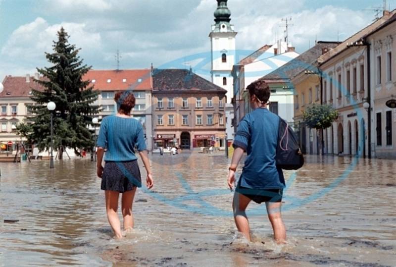 Povodeň v červenci 1997 v Uh. Hradišti. Mariánské náměstí